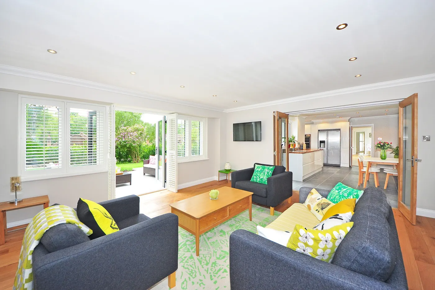 A living room with white crown molding along the ceiling line